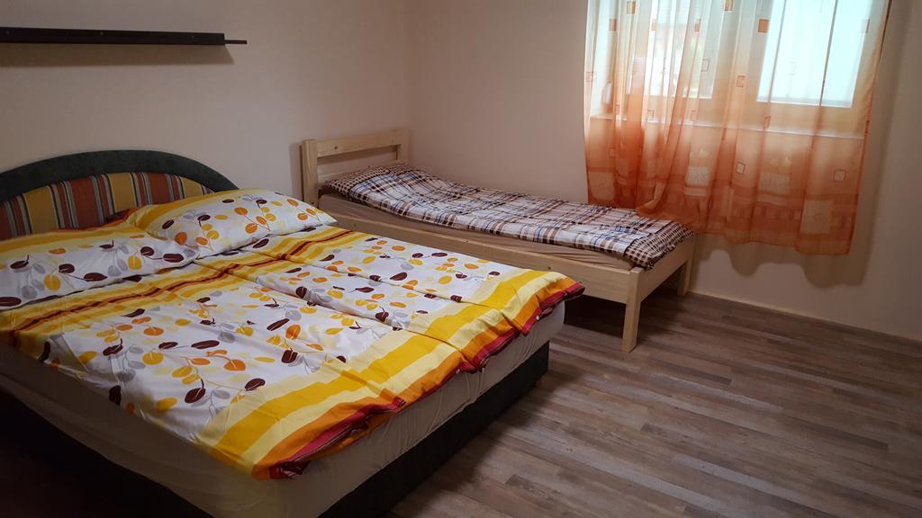 M&M Apartman Tiszafured Exterior photo